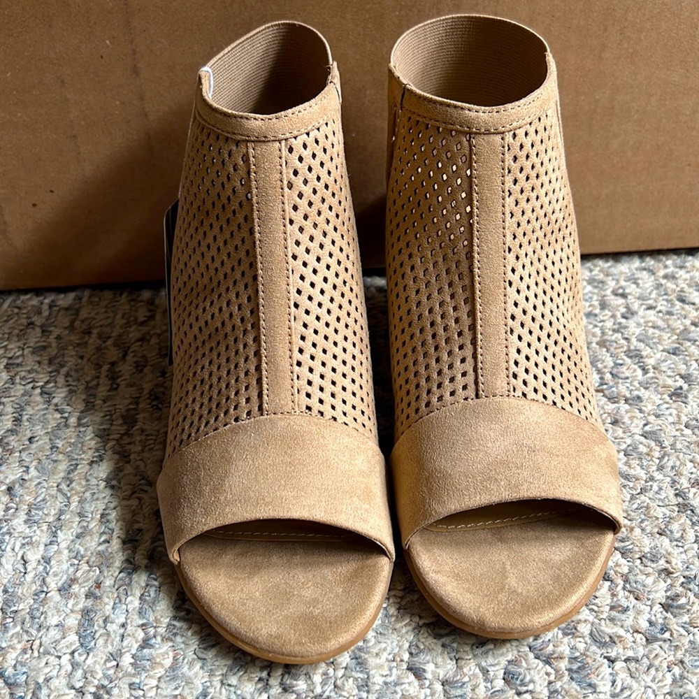 Women’s Sonoma slip on heeled sandals- size 5- new never worn